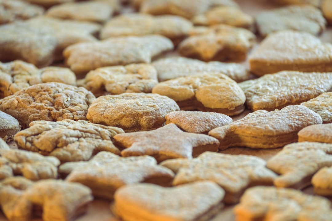 descubra deliciosos biscoitos de amêndoa: crocantes por fora, macios por dentro e perfeitos para acompanhar um café ou chá. experimente esta receita fácil e irresistível!