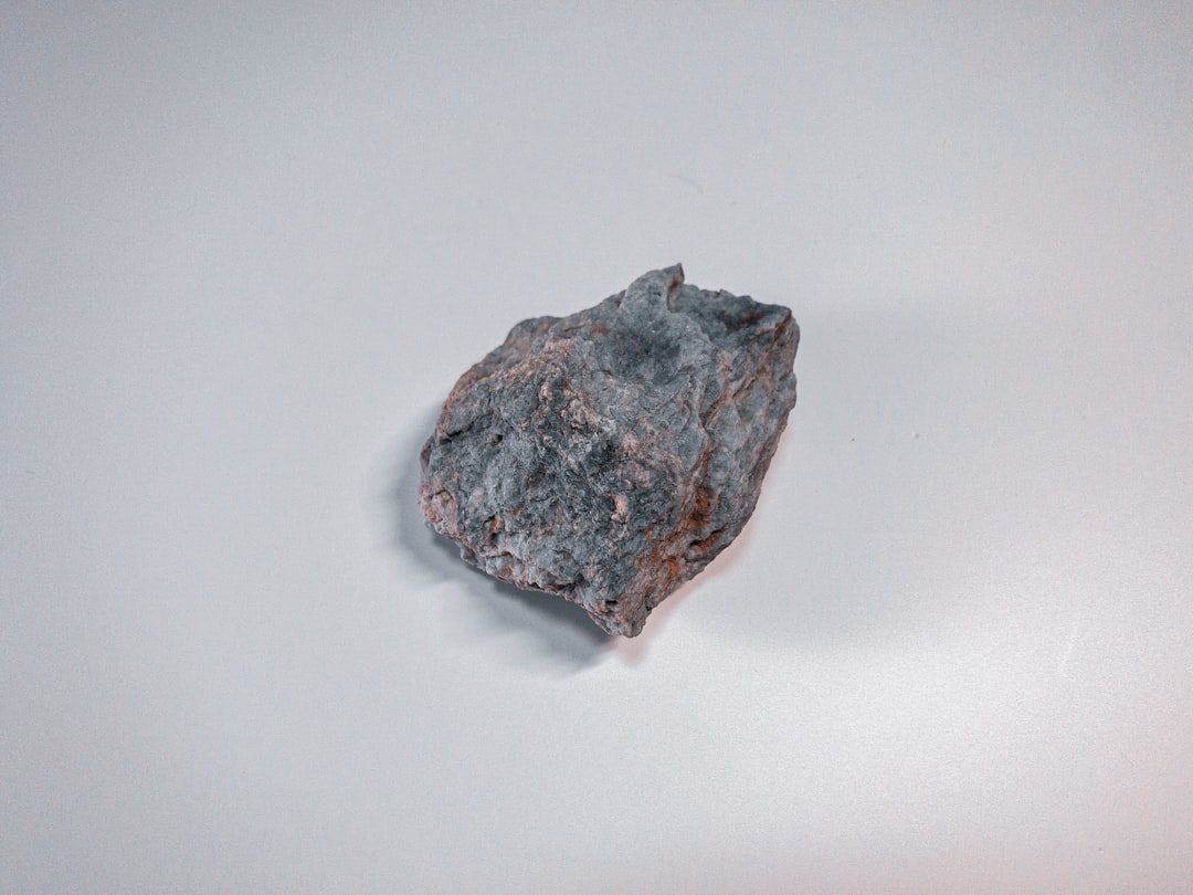 descubra os benefícios do magnésio para a saúde, suas principais funções no organismo, alimentos ricos em magnésio e dicas para evitar a deficiência deste mineral essencial.
