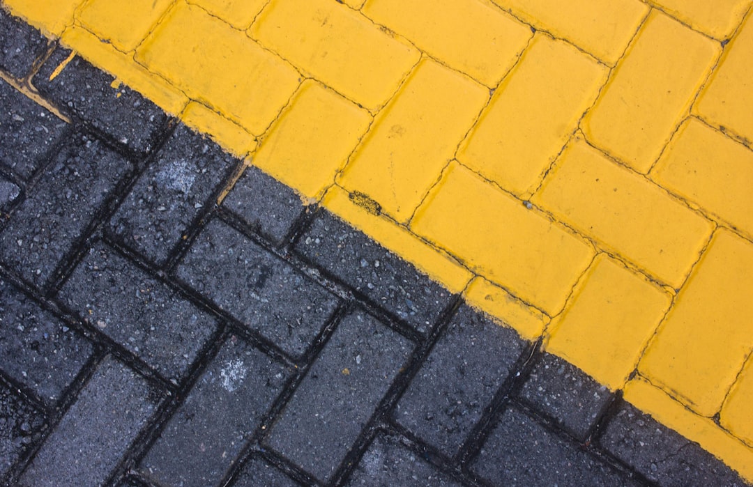 descubra tudo sobre 'sidewalk': definição, funções, importância na urbanização e dicas de manutenção para garantir segurança e acessibilidade nas calçadas.