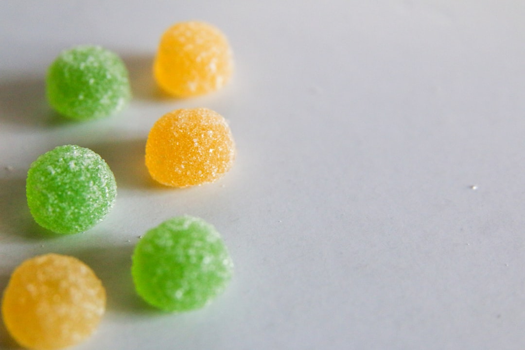 descubra os melhores sour gummies: balas de goma ácidas irresistíveis, sabores vibrantes e texturas únicas. conheça nossas opções deliciosamente azedinhas para adoçar seu dia!