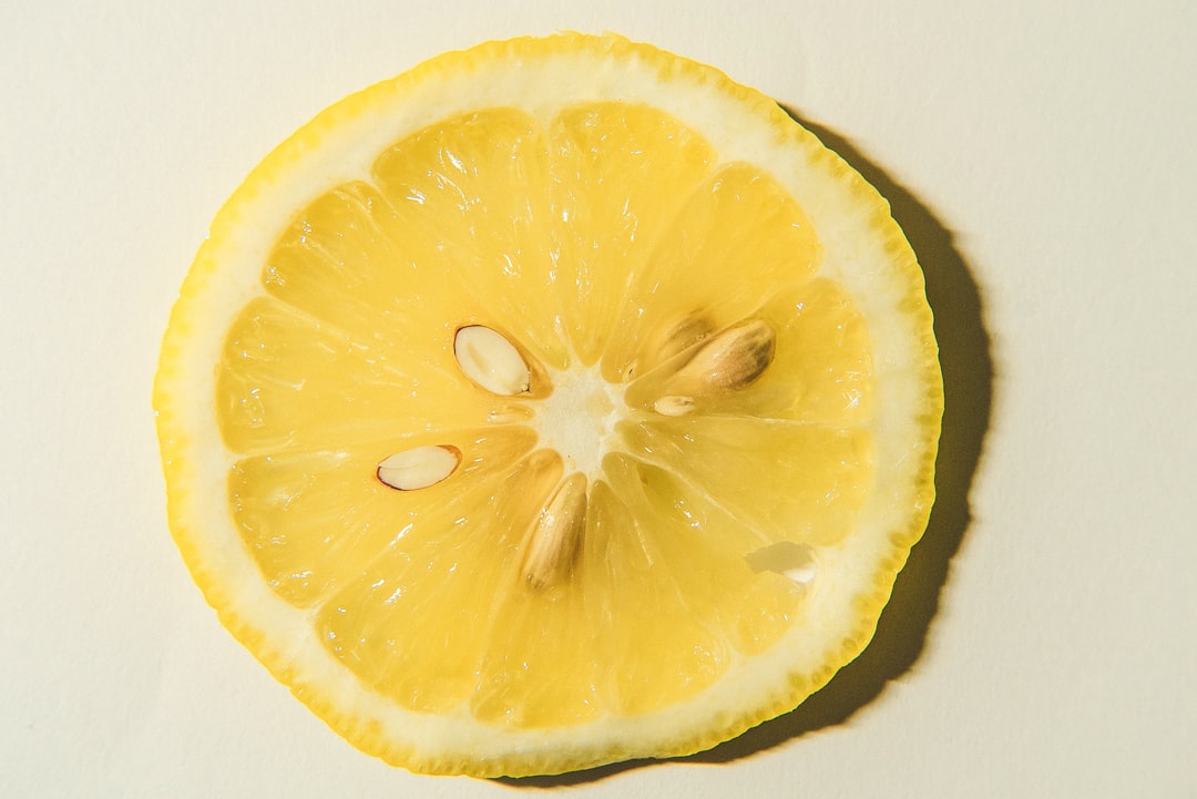 descubra a importância da vitamina a para a saúde, seus benefícios, onde encontrar na alimentação e dicas para garantir a ingestão adequada desse nutriente essencial.